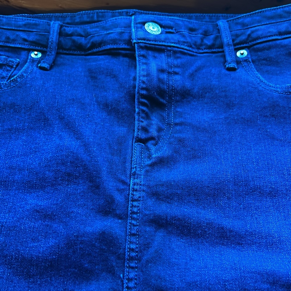 Levi’s dark blue wash denim skirt